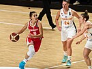 eská basketbalistka Elika Hamzová se chystá k útoku na nizozemský ko.