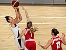 eská basketbalistka Kateina Zeithammerová v obranné innosti.