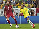 Brazilec Neymar (vpravo) útoí pod dohledem Srba Nemanjy Gudelja.