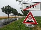 Samolepka nel�e. Silnice v Mostku na Orlicko�stecku skute�n� tankodrom...
