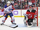 Vítek Vanek (41) v brán New Jersey Devils bhem zápasu s Edmonton Oilers,...