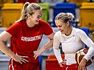 Julia Reisingerová (vlevo) a Petra Holeínská na tréninku eských basketbalistek