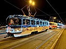 Vnon atmosfru v Praze dopln slavnostn flotila autobus a tramvaj. (26....