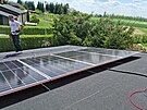 Po roce píprav v ernov instalují na stechu sokolovny fotovoltaické panely....