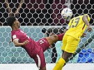 Ekvádorský kapitán Enner Valencia dává Kataru gól, který byl vak následn po...