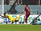 Ekvádorský kapitán Enner Valencia padá kvli penaltovému faulu katarského...