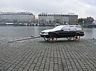 <p>Na náplavce v Praze 5 se nachází automobil složený z vynálezů dvou století a to jednak dřevěného vozíku s ojem z 19.století a jednak z kovové karosérie na něm umístěné z 20.století pro cestující.</p>