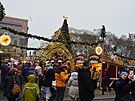 <p>Na náměstí Míru v Praze 2 jsou již zahájeny vánoční trhy, na kterých nemůže chybět ani vánoční strom v jejich středu. Stánky nabízejí vánoční zboží, např. svíčky, ozdoby, svařené víno nebo cukroví.

</p>