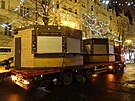 <p>Příprava na umístění vánočního stromu na Staroměstském náměstí, přivážení stánků na vánoční trhy, instalace vánočního osvětlení v Pařížské ulici.</p>