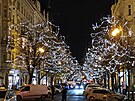 <p>Osvětlená Pařížská ulice.</p>