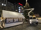 <p>Při procházce Prahou jsem na Václavském náměstí zachytil instalaci a zdobení vánočního stromu.</p>