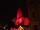 <p>Červeně nasvícené stavby připomněly pronásledování věřících.</p>