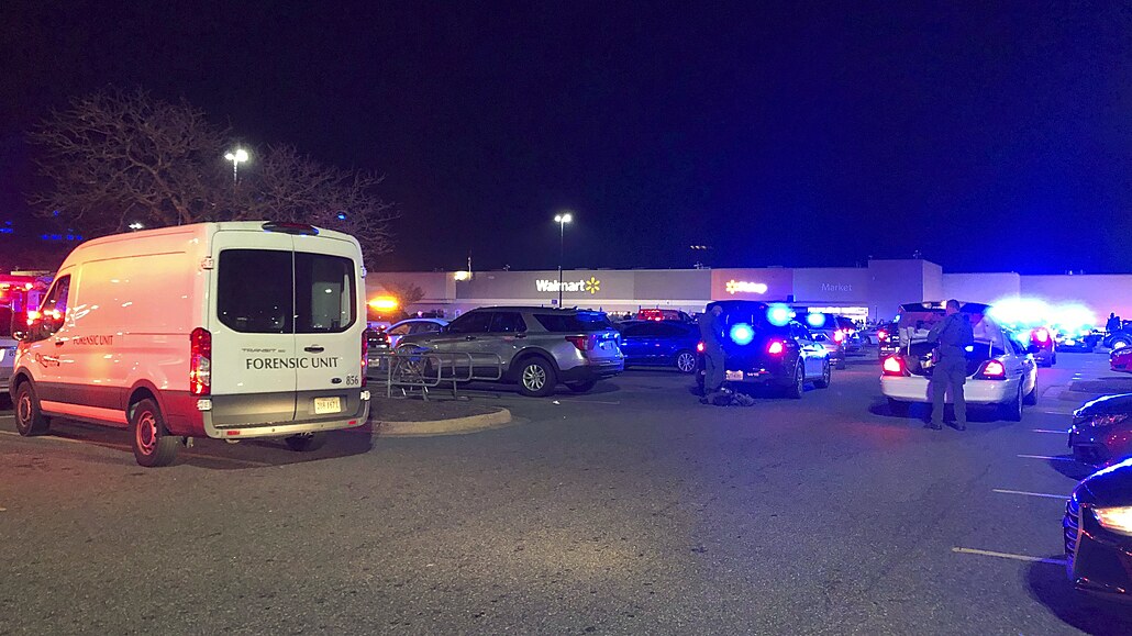 Střelba v obchodním domě Walmart ve městě Chesapeake v americkém státě...