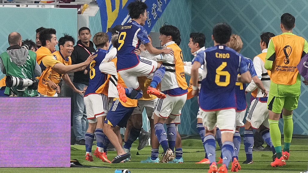 Japonští fotbalisté slaví druhou branku proti Německu.
