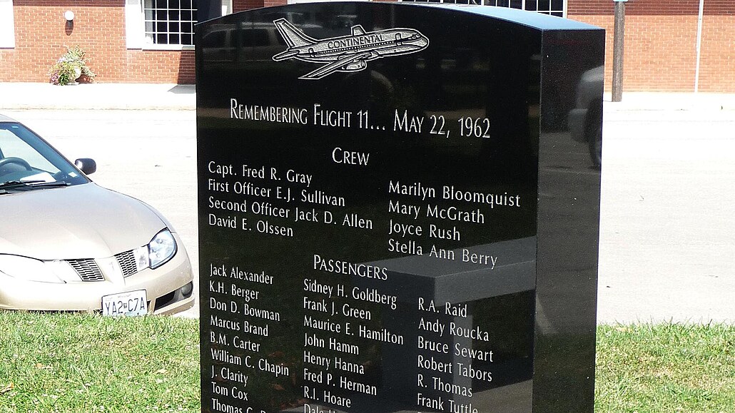 Památník obětem letu COA 11 vztyčený v roce 2010