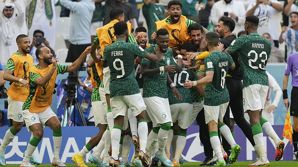 Fotbalisté Saúdské Arábie oslavují gól Sálima Davsárího proti Argentin.