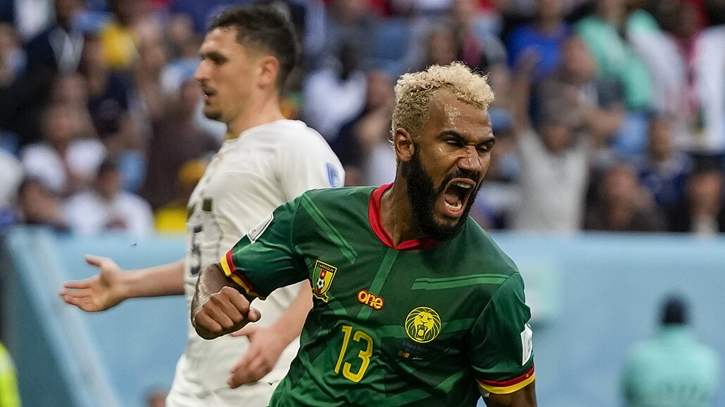 Kamerunský úto�ník Eric Maxim Choupo-Moting se raduje ze svého gólu proti...