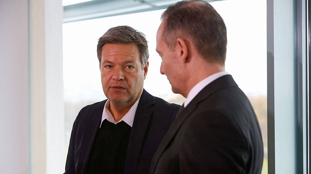 Ministr hospodářství a ochrany klimatu Robert Habeck (vlevo) spolu s ministrem...