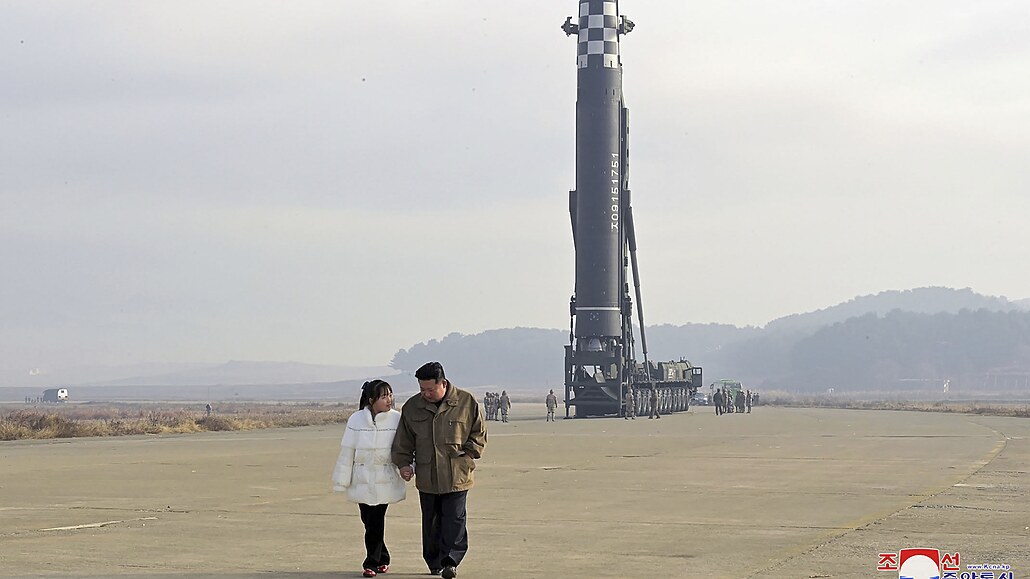 Severokorejský diktátor Kim ong-un veejnosti poprvé ukázal svou milovanou...