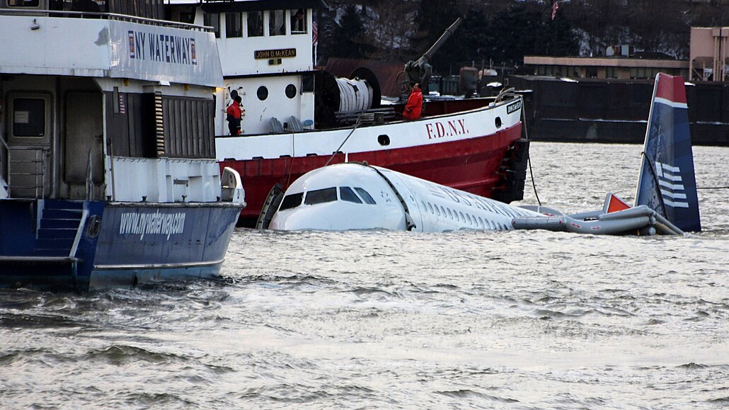 Jedním z případů, kdy um pilota zabránil katastrofě, je přistání airbusu na řece Hudson. (15. ledna 2009)