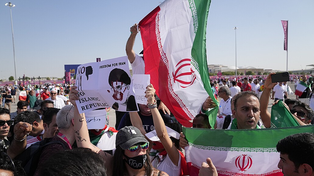 Íránští fanoušci před stadionem v Rajjánu před utkání mistrovství světa proti...