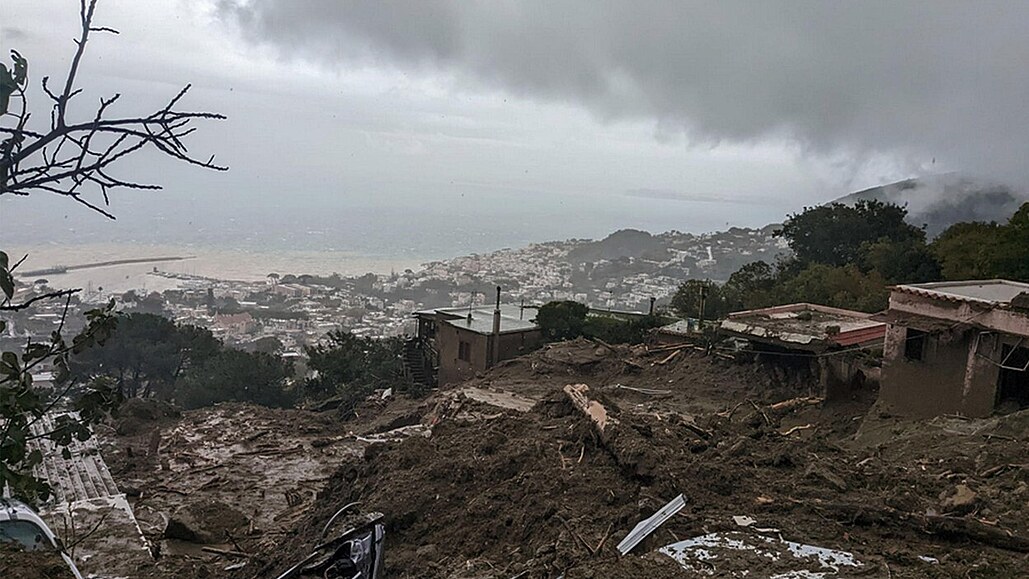 V přístavním městě Casamicciola na italském ostrově Ischia po sesuvu půdy vyvolaném prudkým deštěm zemřeli nejméně dva lidé. (26. listopadu 2022)