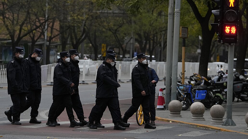 Policisté zasahují v ulicích čínských velkoměst proti demonstrantům, kteří...