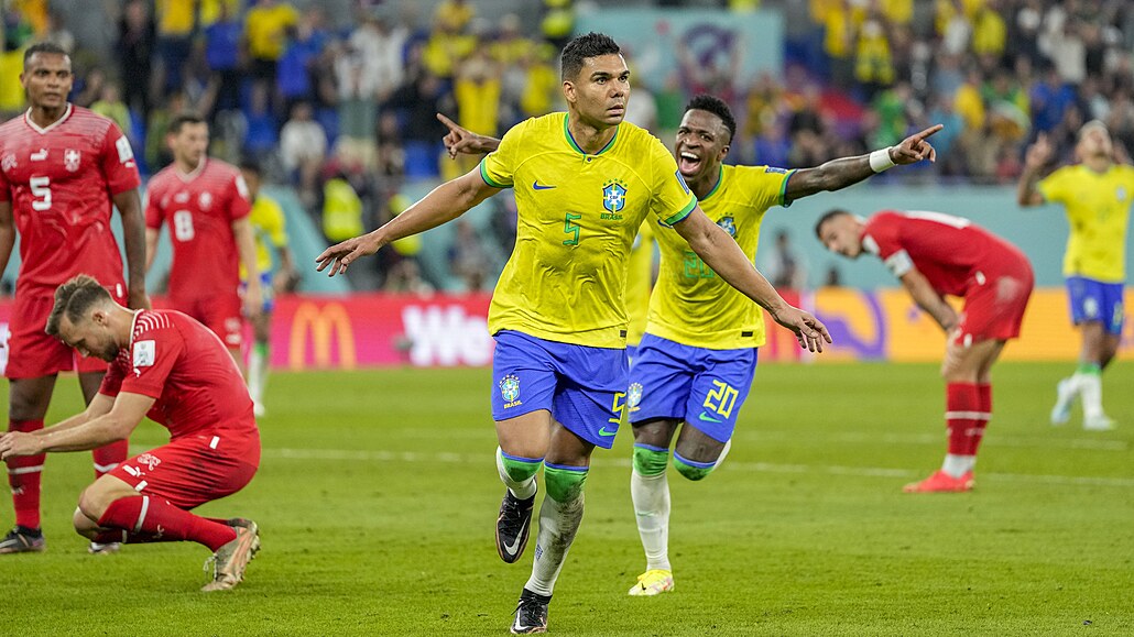 Brazilský útočník Casemiro slaví gól do sítě Švýcarska v utkání skupiny G na...