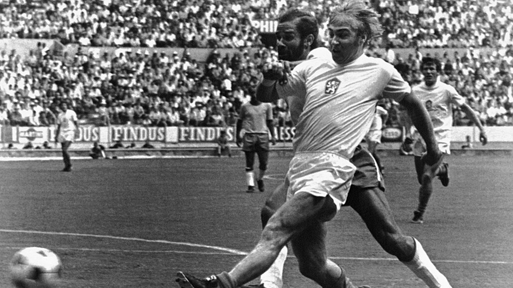 Ladislav Petrá (vpravo) skóruje v utkání MS 1970 proti Brazílii.