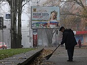 Úklid a radost. Po ruských okupantech zbyly v Chersonu propagandistické plakáty.