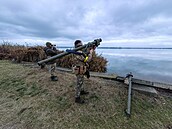 Ukrajinští vojáci na břehu Dněpru