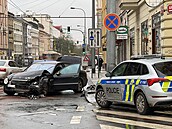 Muž naboural tramvaj, policejní vůz a auto stojící za ním. (29. listopadu 2022)