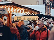 Lidé na vánočních trzích v německém Düsseldorfu. (22. listopadu 2022)