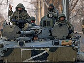 Ruští vojáci projíždí tankem okresem Volnovača v okupované Doněcké oblasti na...