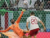 Polský záložník Piotr Zieliński překonává gólmana Muhammada Uvaíse ze Saúdské...