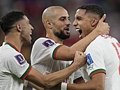 Maročtí fotbalisté oslavují gól Abdala Hamída Sabirího (vpravo) proti Belgii.