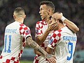 Chorvatští fotbalisté se radují z gólu proti Kanadě, který vstřelil Andrej...