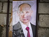 Rozbitý portrét ruského prezidenta Vladimira Putina leící na ulici v Chersonu...