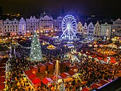 Náměstí Republiky v Plzni s rozsvíceným vánočním stromem a adventními trhy....