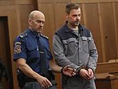Justiční stráž vede Petra Kramného, který si odpykává trest za vraždu manželky...