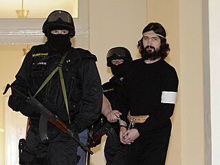 Eskorta přivádí do soudní síně 18. května 2009 obžalovaného Timura Treťjakova....