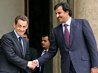Momentka z únoru 2010: francouzský prezident Nicolas Sarkozy (vlevo) a korunní...