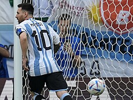 Lionel Messi prom��uje pokutový kop v utkání proti Saúdské Arábii.