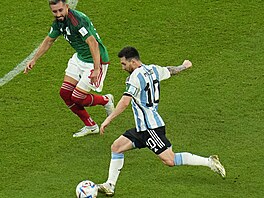 Argentinský úto�ník Lionel Messi st�ílí gól proti Mexiku.