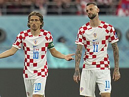 Chorvattí fotbalisté Luka Modri (vlevo) a Marcelo Brozovi poté, co...