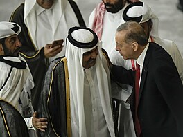 Bývalý katarský emír Hamad bin Chalífa Ál Thání se zdraví s tureckým...