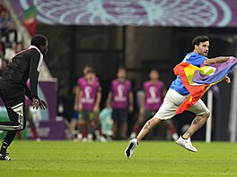 Aktivista naruil zápas MS v Kataru mezi Portugalskem a Uruguayí. Prchá ped...