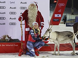 SOB. Mikaela Shiffrinová se raduje z vítzství ve slalomech v Levi.