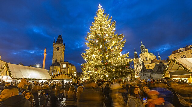 Na Staroměstském náměstí v Praze se v sobotu rozsvítil vánoční strom. (26. listopadu 2022)
