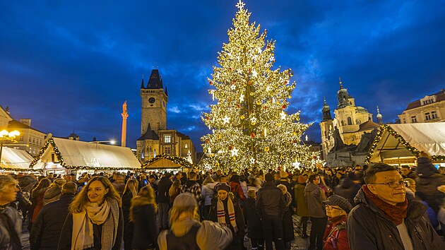 Na Staroměstském náměstí v Praze se v sobotu rozsvítil vánoční strom. (26....